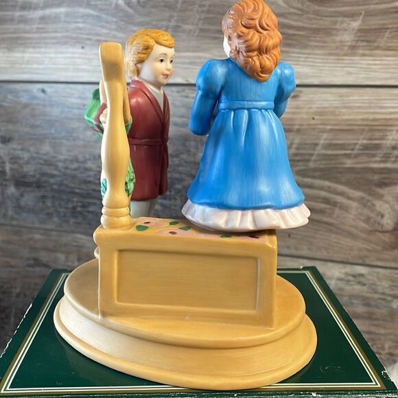 Avon Vintage 1984 Christmas Memories Figurine, Celebrating the Joy of Giving - Picture 6 of 15